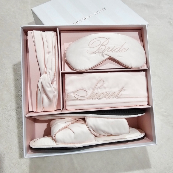 Victoria’s Secret ✦ Bridal Satin Gift Set ✦ Darling Sleep Accessories Boxed NWT - Picture 1 of 13